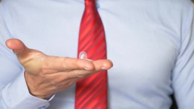 4 k, ağır çekim, yakın çekim. Erkek elleri prezervatifin tutun. Güvenli seks ve doğum kontrolü kavramı.