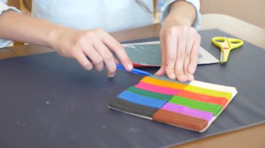 masada oturan kız farklı renk model hamuru rakamları çizer. Çocuklarda modelleme sanat kalkınma. 4 k, yakın çekim, ağır çekim