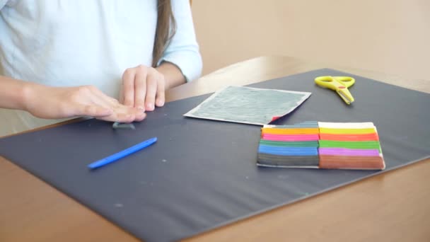 Dziewczyna siedzi przy stole, rysuje różnych figur z plasteliny modelu kolorów. Rozwój sztuki modelowania u dzieci. 4 k, zbliżenie, zwolnionym tempie — Wideo stockowe