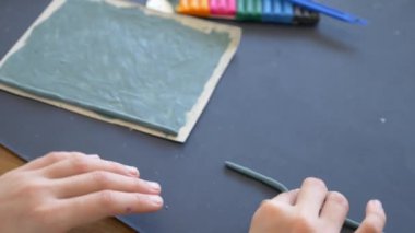 masada oturan kız farklı renk model hamuru rakamları çizer. Çocuklarda modelleme sanat kalkınma. 4 k, yakın çekim, ağır çekim