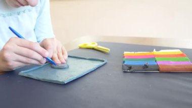 masada oturan kız farklı renk model hamuru rakamları çizer. Çocuklarda modelleme sanat kalkınma. 4 k, yakın çekim, ağır çekim