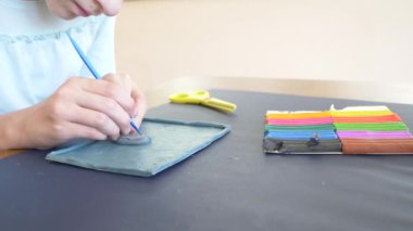 masada oturan kız farklı renk model hamuru rakamları çizer. Çocuklarda modelleme sanat kalkınma. 4 k, yakın çekim, ağır çekim