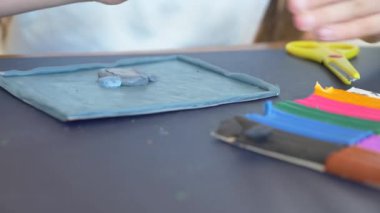 masada oturan kız farklı renk model hamuru rakamları çizer. Çocuklarda modelleme sanat kalkınma. 4 k, yakın çekim, ağır çekim