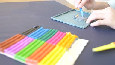 masada oturan kız farklı renk model hamuru rakamları çizer. Çocuklarda modelleme sanat kalkınma. 4 k, yakın çekim, ağır çekim