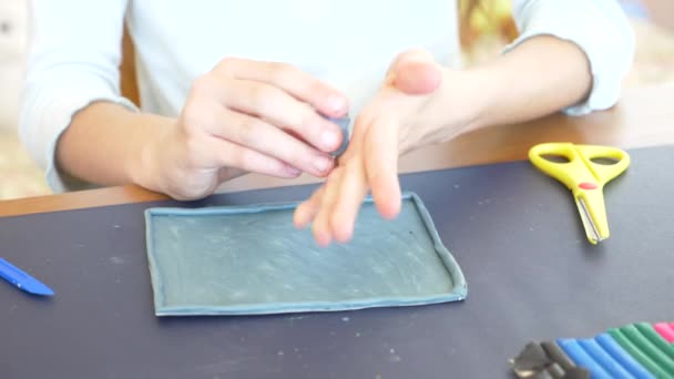 La fille assise à la table, dessine différentes figures de la plasticine de modèle de couleur. Développement de la modélisation artistique chez les enfants. 4k, gros plan, ralenti — Video