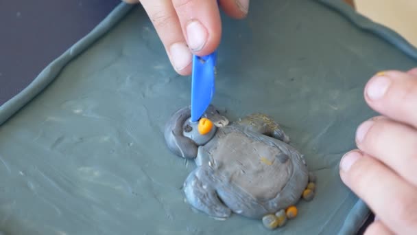 Het meisje zit aan de tafel, vestigt de verschillende cijfers van kleur model plasticine. Ontwikkeling van de kunst modelleren in kinderen. 4 k, close-up, slow-motion — Stockvideo