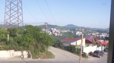 Sochi dağın üzerinden uyku çevrenin görünümü. 4k, ağır çekim. Rusya, Soçi, 24 Nisan 2018.