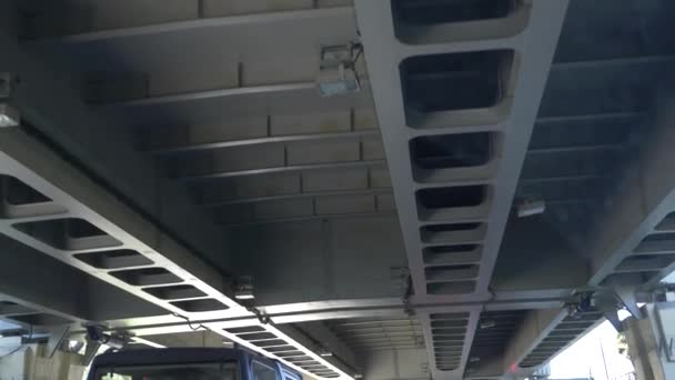 Verkeer onder een viaduct in de stad. 4k, slow-motion — Stockvideo
