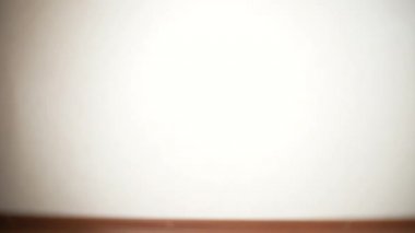 baş içinde ev şınav kız. baş aşağı duran bir kız 4 k. portresi