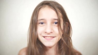 Genç neşeli kız kameraya benziyor. gülümseme closeup 4k