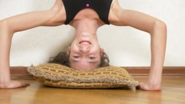 baş içinde ev şınav kız. baş aşağı duran bir kız 4 k. portresi