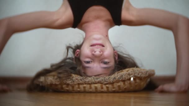 Fille drôle faisant des pompes à l'envers dans la maison. 4k. portrait d'une fille debout à l'envers — Video