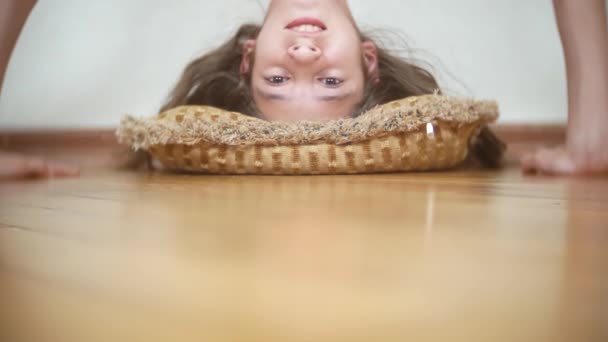 Grappig meisje doet ondersteboven neer pushups in huis. 4 k. portret van een meisje permanent ondersteboven — Stockvideo