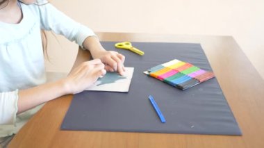 masada oturan kız farklı renk model hamuru rakamları çizer. Çocuklarda modelleme sanat kalkınma. 4 k, yakın çekim, ağır çekim