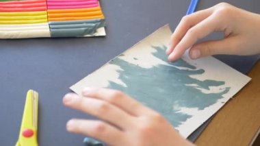 masada oturan kız farklı renk model hamuru rakamları çizer. Çocuklarda modelleme sanat kalkınma. 4 k, yakın çekim, ağır çekim