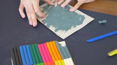 masada oturan kız farklı renk model hamuru rakamları çizer. Çocuklarda modelleme sanat kalkınma. 4 k, yakın çekim, ağır çekim