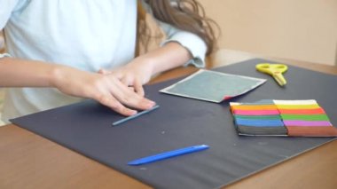 masada oturan kız farklı renk model hamuru rakamları çizer. Çocuklarda modelleme sanat kalkınma. 4 k, yakın çekim, ağır çekim