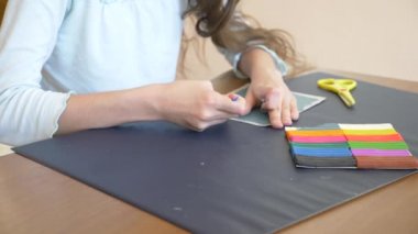 masada oturan kız farklı renk model hamuru rakamları çizer. Çocuklarda modelleme sanat kalkınma. 4 k, yakın çekim, ağır çekim