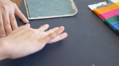 masada oturan kız farklı renk model hamuru rakamları çizer. Çocuklarda modelleme sanat kalkınma. 4 k, yakın çekim, ağır çekim