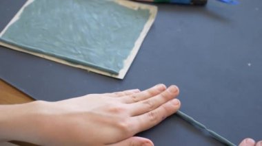 masada oturan kız farklı renk model hamuru rakamları çizer. Çocuklarda modelleme sanat kalkınma. 4 k, yakın çekim, ağır çekim