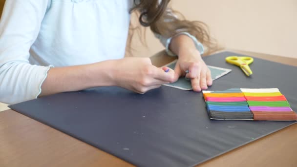 La ragazza seduta a tavola, disegna diverse figure dal modello di colore plastilina. Sviluppo di modelli artistici nei bambini. 4k, primo piano, rallentatore — Video Stock