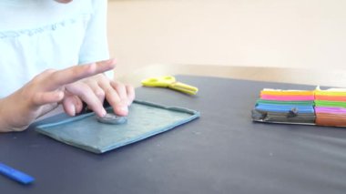 masada oturan kız farklı renk model hamuru rakamları çizer. Çocuklarda modelleme sanat kalkınma. 4 k, yakın çekim, ağır çekim