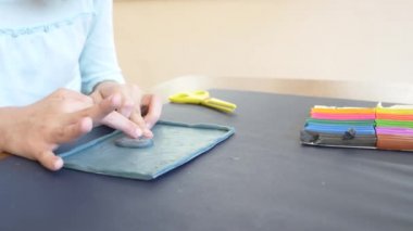 masada oturan kız farklı renk model hamuru rakamları çizer. Çocuklarda modelleme sanat kalkınma. 4 k, yakın çekim, ağır çekim