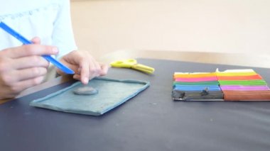 masada oturan kız farklı renk model hamuru rakamları çizer. Çocuklarda modelleme sanat kalkınma. 4 k, yakın çekim, ağır çekim