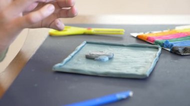 masada oturan kız farklı renk model hamuru rakamları çizer. Çocuklarda modelleme sanat kalkınma. 4 k, yakın çekim, ağır çekim