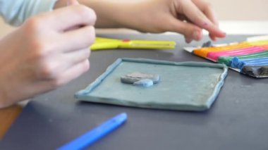 masada oturan kız farklı renk model hamuru rakamları çizer. Çocuklarda modelleme sanat kalkınma. 4 k, yakın çekim, ağır çekim