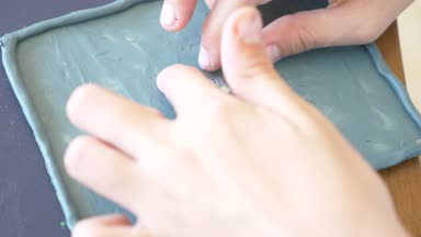 masada oturan kız farklı renk model hamuru rakamları çizer. Çocuklarda modelleme sanat kalkınma. 4 k, yakın çekim, ağır çekim