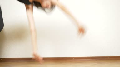 baş içinde ev şınav kız. baş aşağı duran bir kız 4 k. portresi