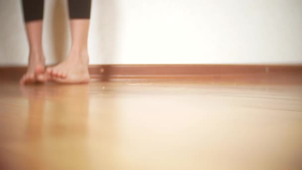 Κοντινό πλάνο. γυμνά πόδια της η νεαρή κοπέλα, που χορεύουν στο παρκέ πάτωμα στην αίθουσα. 4k — Αρχείο Βίντεο
