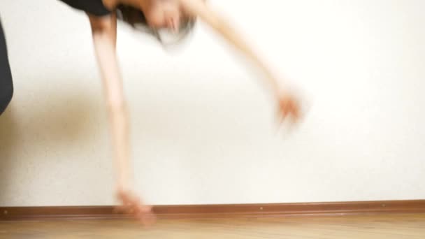 Chica divertida haciendo flexiones al revés en casa. 4k. retrato de una chica de pie boca abajo — Vídeos de Stock