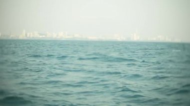 Modern kentsel ufuk. Şehir manzara setin çok yüksek gökdelenler ile. Deniz, 4k, görünümden bulanıklık