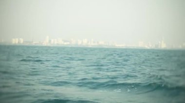 Modern kentsel ufuk. Şehir manzara setin çok yüksek gökdelenler ile. Deniz, 4k, görünümden bulanıklık
