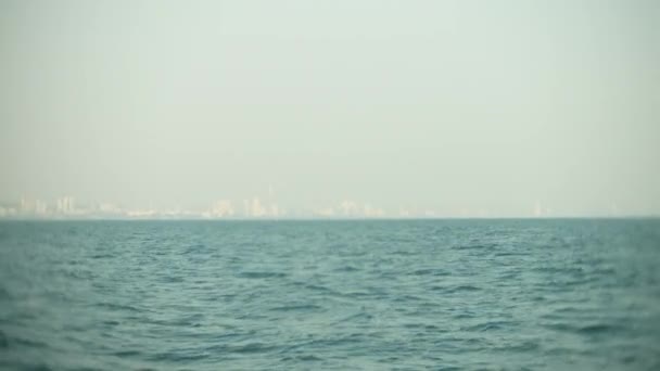 El horizonte urbano moderno. Terraplén de paisaje de la ciudad con rascacielos muy altos. vista desde el mar, 4k, desenfoque — Vídeos de Stock