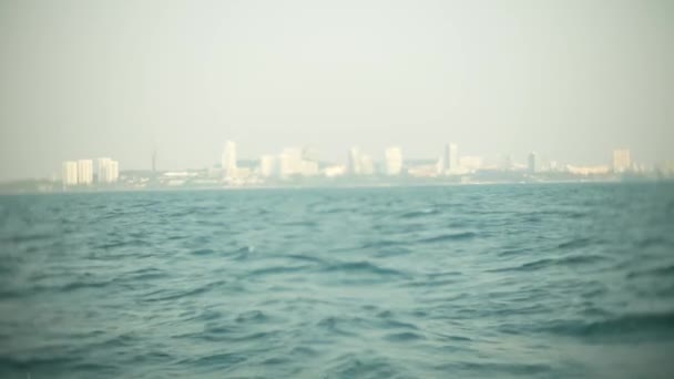 El horizonte urbano moderno. Terraplén de paisaje de la ciudad con rascacielos muy altos. vista desde el mar, 4k, desenfoque — Vídeos de Stock