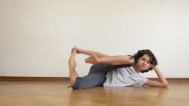 çocuk genç, dansçı break dans, dans salonu eğitiyor. 4k, ağır çekim.
