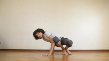 çocuk genç, dansçı break dans, dans salonu eğitiyor. 4k, ağır çekim.
