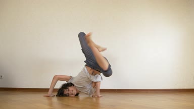çocuk genç, dansçı break dans, dans salonu eğitiyor. 4k, ağır çekim.