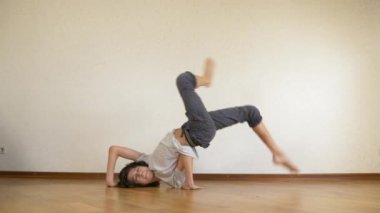 çocuk genç, dansçı break dans, dans salonu eğitiyor. 4k, ağır çekim.