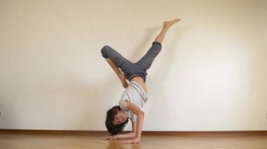 çocuk genç, dansçı break dans, dans salonu eğitiyor. 4k, ağır çekim.
