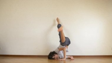 çocuk genç, dansçı break dans, dans salonu eğitiyor. 4k, ağır çekim.