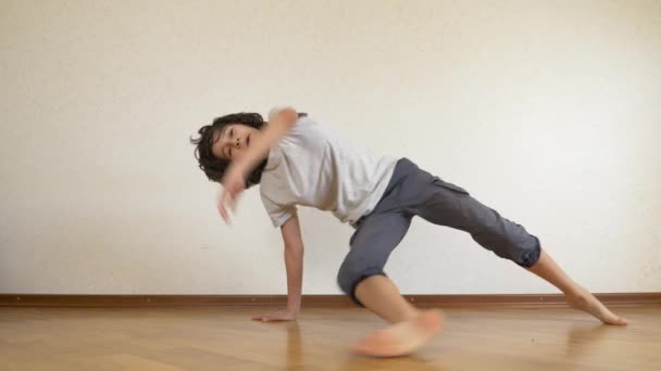 Garçon adolescent, danseur break dance, trains dans la salle de danse. 4k, au ralenti . — Video