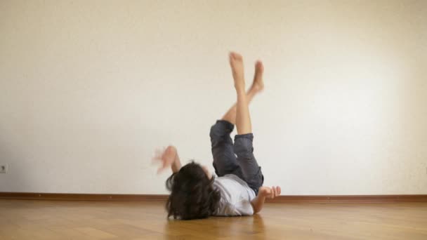 Chlapec dospívající, tanečník break dance, vlaky v tanečním sále. 4k, pomalý pohyb. — Stock video