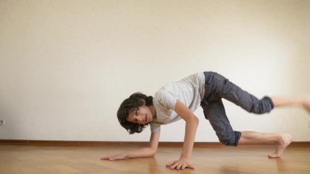 Мальчик-подросток, танцор брейк-данс, тренировки в танцевальном зале. 4k, slow motion . — стоковое видео