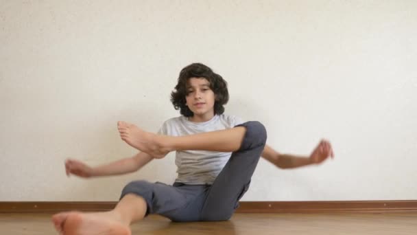 Мальчик-подросток, танцор брейк-данс, тренировки в танцевальном зале. 4k, slow motion . — стоковое видео