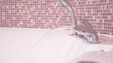 Şık musluk banyo. Su akışını krom kaplama musluk dışarı dökülen. Yakın çekim, 4k, ağır çekim