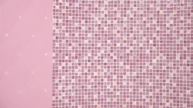 pembe seramik rhinestones içinde banyo, doku, arka plan ile. 4k, ağır çekim